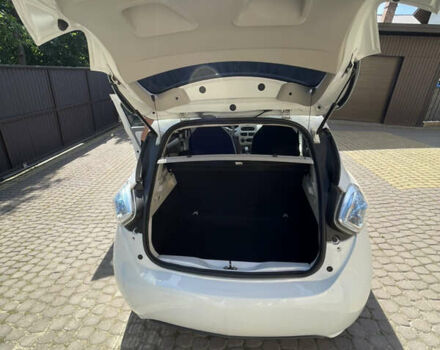 Белый Рено Зое, объемом двигателя 0 л и пробегом 85 тыс. км за 9900 $, фото 16 на Automoto.ua