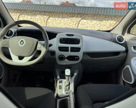 Білий Рено Зое, об'ємом двигуна 0 л та пробігом 98 тис. км за 9000 $, фото 9 на Automoto.ua