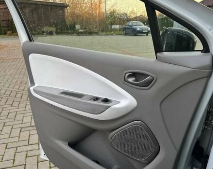 Белый Рено Зое, объемом двигателя 0 л и пробегом 75 тыс. км за 9250 $, фото 12 на Automoto.ua