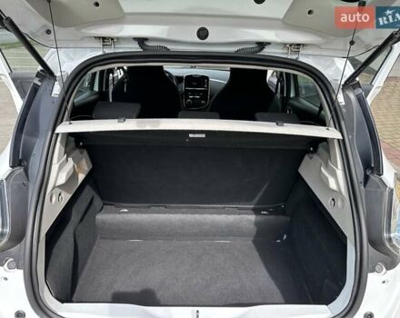 Белый Рено Зое, объемом двигателя 0 л и пробегом 92 тыс. км за 9990 $, фото 26 на Automoto.ua