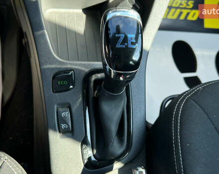 Белый Рено Зое, объемом двигателя 0 л и пробегом 143 тыс. км за 8900 $, фото 19 на Automoto.ua