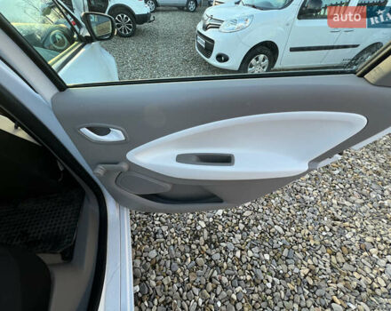 Белый Рено Зое, объемом двигателя 0 л и пробегом 94 тыс. км за 9199 $, фото 27 на Automoto.ua