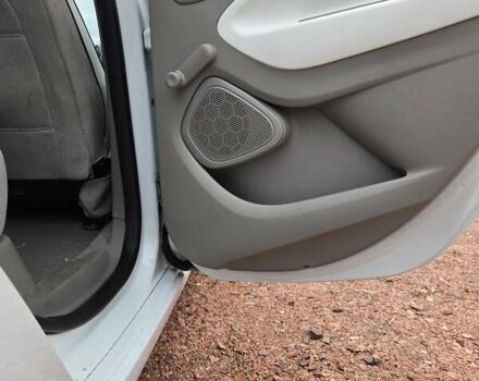 Белый Рено Зое, объемом двигателя 0 л и пробегом 137 тыс. км за 8400 $, фото 19 на Automoto.ua