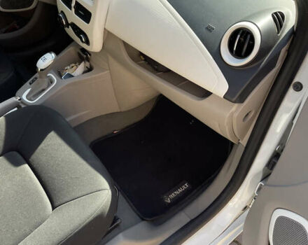 Белый Рено Зое, объемом двигателя 0 л и пробегом 85 тыс. км за 9900 $, фото 20 на Automoto.ua