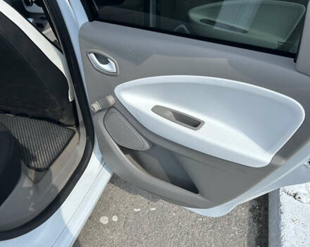 Белый Рено Зое, объемом двигателя 0 л и пробегом 95 тыс. км за 10000 $, фото 11 на Automoto.ua