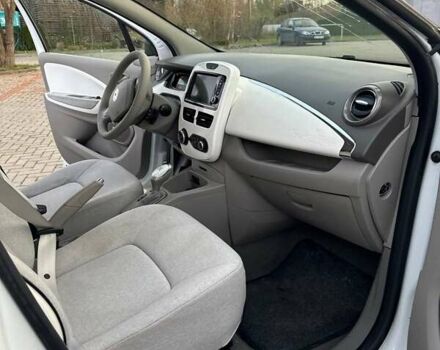 Белый Рено Зое, объемом двигателя 0 л и пробегом 75 тыс. км за 9250 $, фото 24 на Automoto.ua