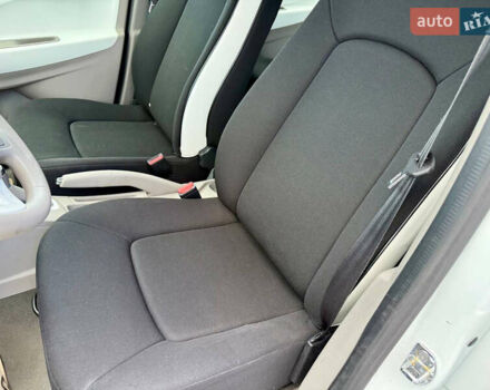 Белый Рено Зое, объемом двигателя 0 л и пробегом 45 тыс. км за 9350 $, фото 28 на Automoto.ua