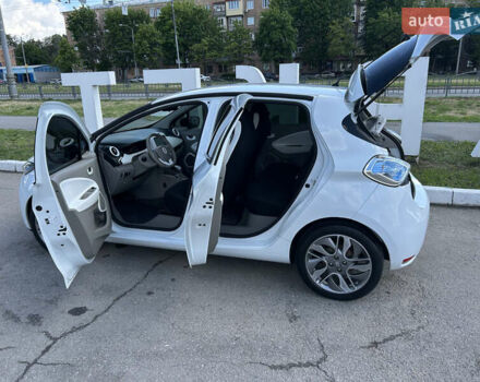 Белый Рено Зое, объемом двигателя 0 л и пробегом 95 тыс. км за 10000 $, фото 17 на Automoto.ua