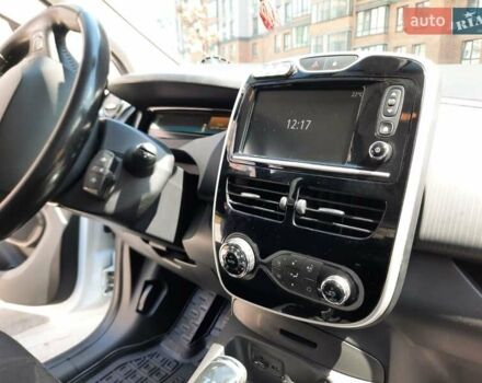Белый Рено Зое, объемом двигателя 0 л и пробегом 121 тыс. км за 8900 $, фото 16 на Automoto.ua