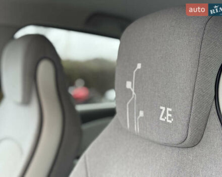 Белый Рено Зое, объемом двигателя 0 л и пробегом 126 тыс. км за 8800 $, фото 13 на Automoto.ua