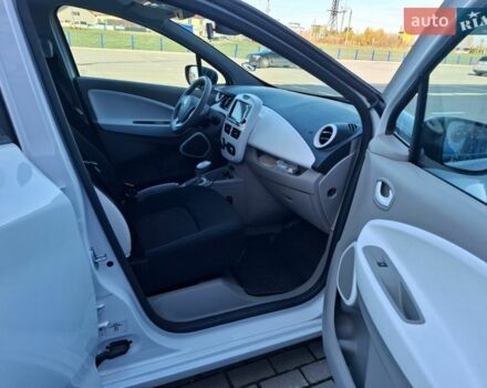 Белый Рено Зое, объемом двигателя 0 л и пробегом 125 тыс. км за 9200 $, фото 13 на Automoto.ua