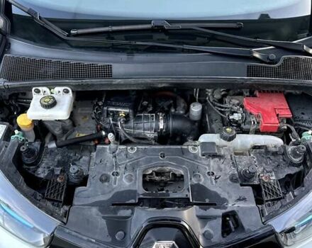 Белый Рено Зое, объемом двигателя 0 л и пробегом 127 тыс. км за 9800 $, фото 26 на Automoto.ua