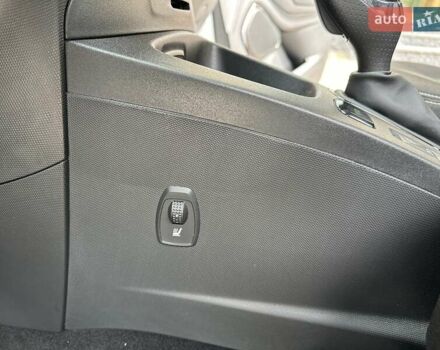 Белый Рено Зое, объемом двигателя 0 л и пробегом 92 тыс. км за 9990 $, фото 18 на Automoto.ua