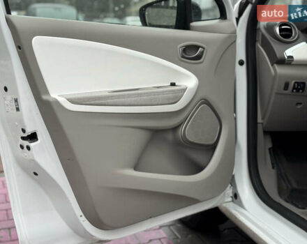 Белый Рено Зое, объемом двигателя 0 л и пробегом 126 тыс. км за 8800 $, фото 11 на Automoto.ua