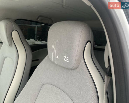 Білий Рено Зое, об'ємом двигуна 0 л та пробігом 155 тис. км за 9999 $, фото 23 на Automoto.ua