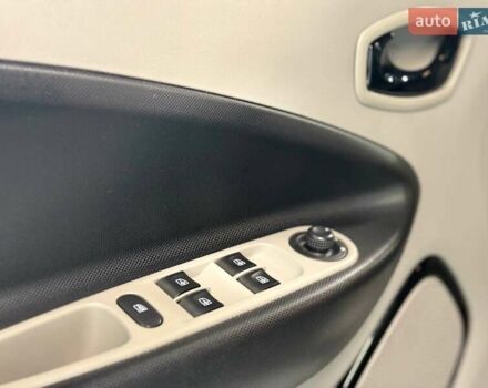 Білий Рено Зое, об'ємом двигуна 0 л та пробігом 121 тис. км за 7300 $, фото 27 на Automoto.ua