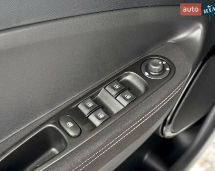 Белый Рено Зое, объемом двигателя 0 л и пробегом 84 тыс. км за 9200 $, фото 33 на Automoto.ua