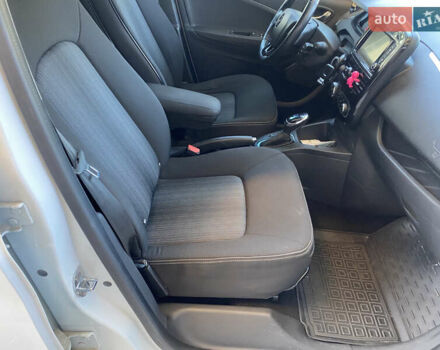 Белый Рено Зое, объемом двигателя 0 л и пробегом 103 тыс. км за 8900 $, фото 13 на Automoto.ua