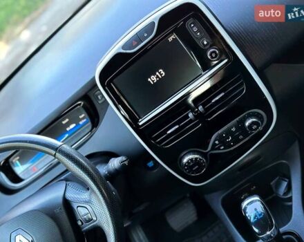 Белый Рено Зое, объемом двигателя 0 л и пробегом 102 тыс. км за 7900 $, фото 20 на Automoto.ua