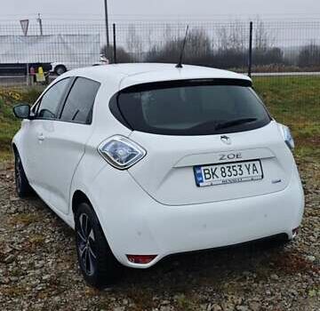 Белый Рено Зое, объемом двигателя 0 л и пробегом 92 тыс. км за 10000 $, фото 1 на Automoto.ua