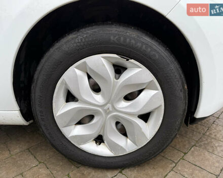 Белый Рено Зое, объемом двигателя 0 л и пробегом 106 тыс. км за 8100 $, фото 28 на Automoto.ua