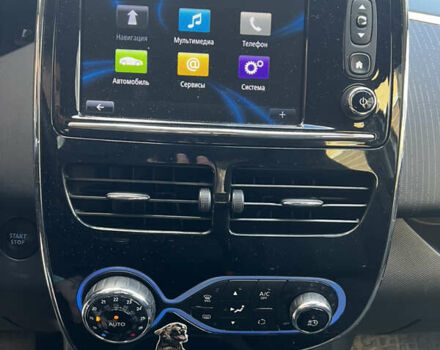 Белый Рено Зое, объемом двигателя 0 л и пробегом 146 тыс. км за 10500 $, фото 20 на Automoto.ua