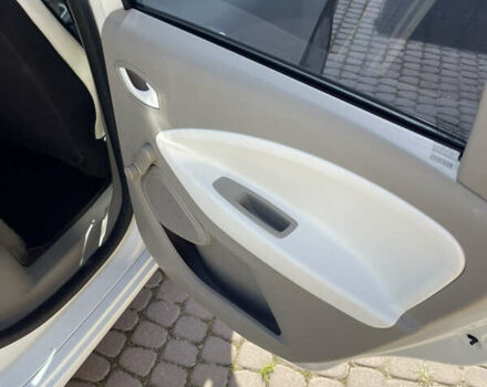 Белый Рено Зое, объемом двигателя 0 л и пробегом 85 тыс. км за 9900 $, фото 18 на Automoto.ua