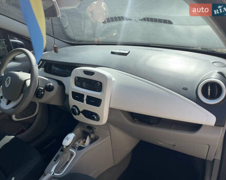 Белый Рено Зое, объемом двигателя 0 л и пробегом 85 тыс. км за 9900 $, фото 22 на Automoto.ua