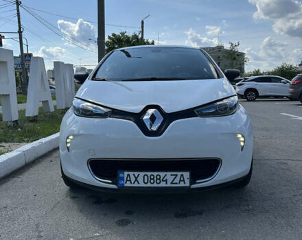 Белый Рено Зое, объемом двигателя 0 л и пробегом 95 тыс. км за 10000 $, фото 6 на Automoto.ua