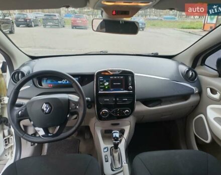 Белый Рено Зое, объемом двигателя 0 л и пробегом 204 тыс. км за 8400 $, фото 16 на Automoto.ua