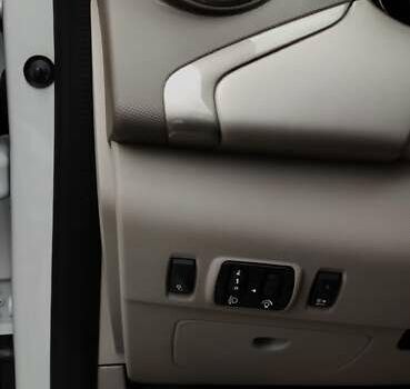 Белый Рено Зое, объемом двигателя 0 л и пробегом 107 тыс. км за 9600 $, фото 21 на Automoto.ua