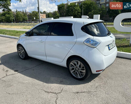 Белый Рено Зое, объемом двигателя 0 л и пробегом 95 тыс. км за 10000 $, фото 2 на Automoto.ua