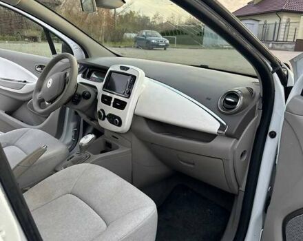 Белый Рено Зое, объемом двигателя 0 л и пробегом 75 тыс. км за 9250 $, фото 16 на Automoto.ua