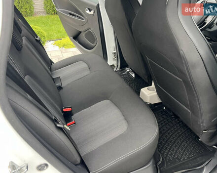 Белый Рено Зое, объемом двигателя 0 л и пробегом 129 тыс. км за 8750 $, фото 7 на Automoto.ua