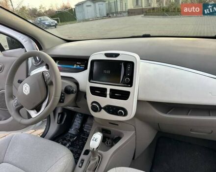 Белый Рено Зое, объемом двигателя 0 л и пробегом 75 тыс. км за 9250 $, фото 17 на Automoto.ua