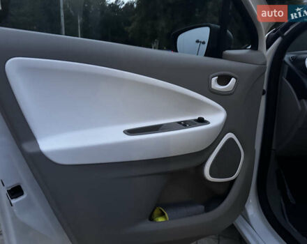 Белый Рено Зое, объемом двигателя 0 л и пробегом 108 тыс. км за 9250 $, фото 12 на Automoto.ua