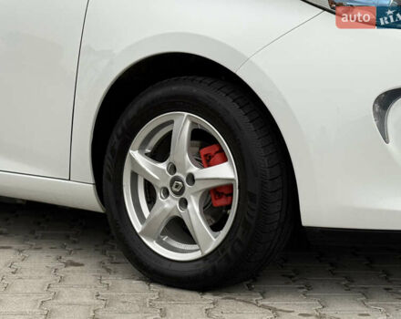 Белый Рено Зое, объемом двигателя 0 л и пробегом 127 тыс. км за 9200 $, фото 27 на Automoto.ua