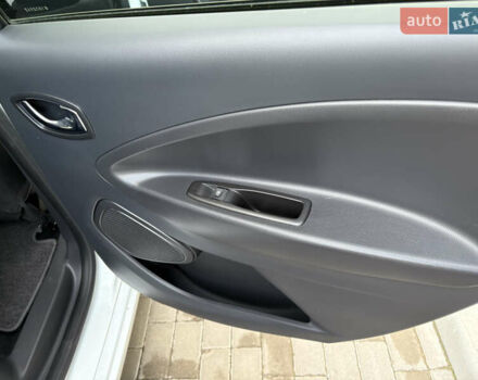 Белый Рено Зое, объемом двигателя 0 л и пробегом 44 тыс. км за 9999 $, фото 14 на Automoto.ua