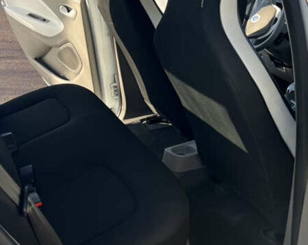Белый Рено Зое, объемом двигателя 0 л и пробегом 85 тыс. км за 8700 $, фото 13 на Automoto.ua