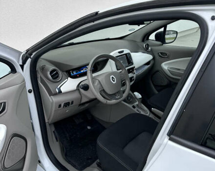 Белый Рено Зое, объемом двигателя 0 л и пробегом 96 тыс. км за 9800 $, фото 11 на Automoto.ua