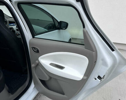 Белый Рено Зое, объемом двигателя 0 л и пробегом 96 тыс. км за 9800 $, фото 23 на Automoto.ua