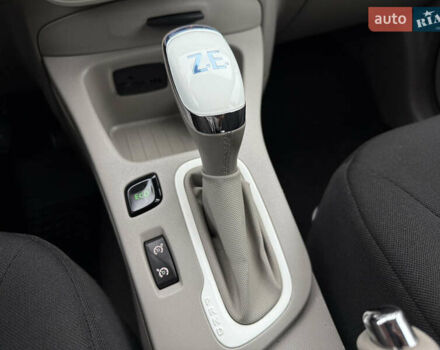 Белый Рено Зое, объемом двигателя 0 л и пробегом 127 тыс. км за 9200 $, фото 53 на Automoto.ua