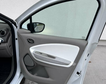 Белый Рено Зое, объемом двигателя 0 л и пробегом 96 тыс. км за 9800 $, фото 26 на Automoto.ua