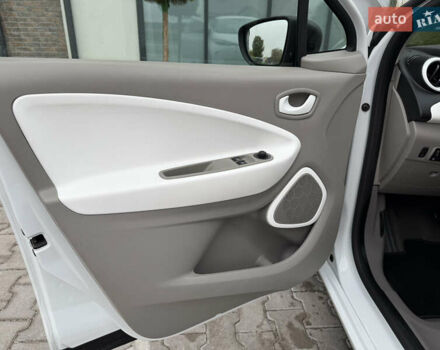 Белый Рено Зое, объемом двигателя 0 л и пробегом 127 тыс. км за 9200 $, фото 40 на Automoto.ua