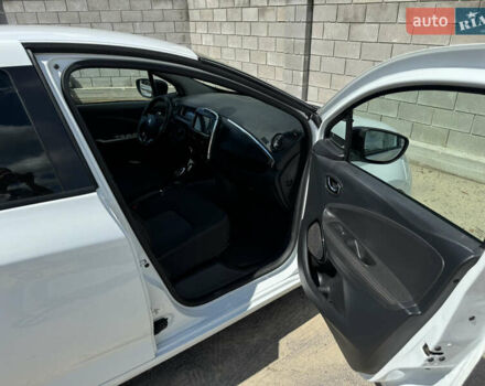 Белый Рено Зое, объемом двигателя 0 л и пробегом 114 тыс. км за 9500 $, фото 15 на Automoto.ua