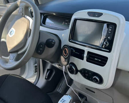 Белый Рено Зое, объемом двигателя 0 л и пробегом 85 тыс. км за 8700 $, фото 19 на Automoto.ua