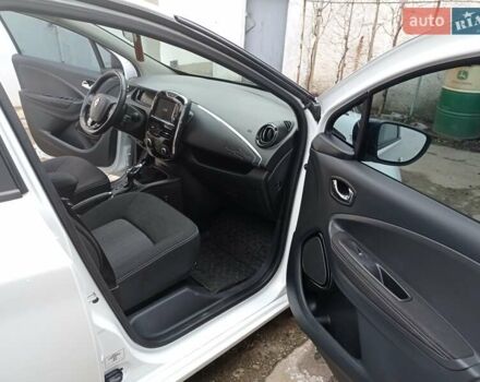 Белый Рено Зое, объемом двигателя 0 л и пробегом 145 тыс. км за 9100 $, фото 4 на Automoto.ua