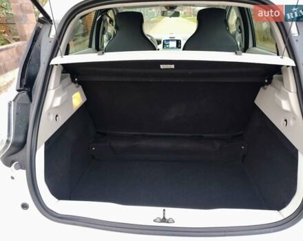 Белый Рено Зое, объемом двигателя 0 л и пробегом 90 тыс. км за 8900 $, фото 7 на Automoto.ua