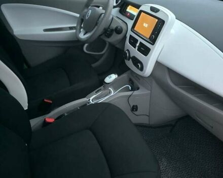 Белый Рено Зое, объемом двигателя 0 л и пробегом 122 тыс. км за 9000 $, фото 4 на Automoto.ua