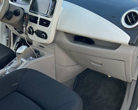 Белый Рено Зое, объемом двигателя 0 л и пробегом 85 тыс. км за 8700 $, фото 17 на Automoto.ua